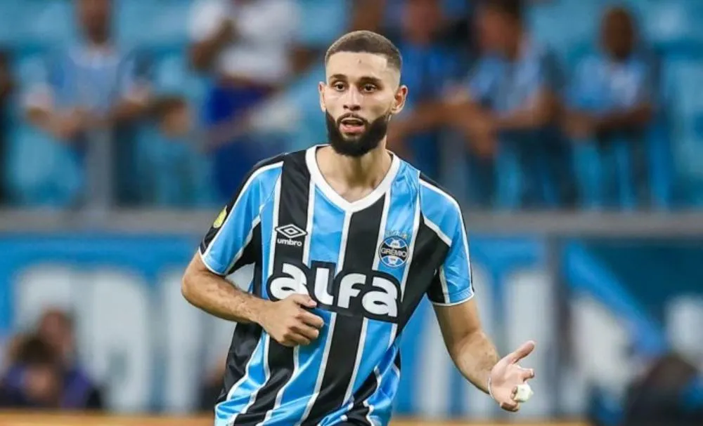 Em negociação com o Vitória, Wagner Leonardo volta a atuar pelo Grêmio após mais de um mês