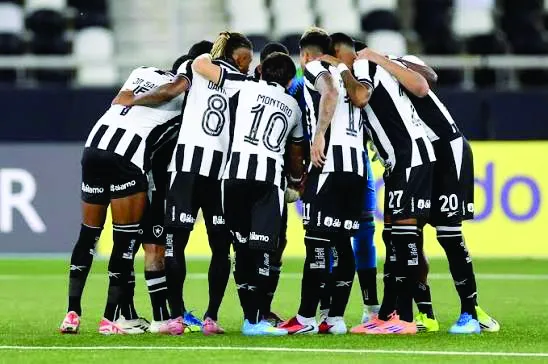 Botafogo vence o Santos nos acréscimos e volta ao G-10 do Brasileirão