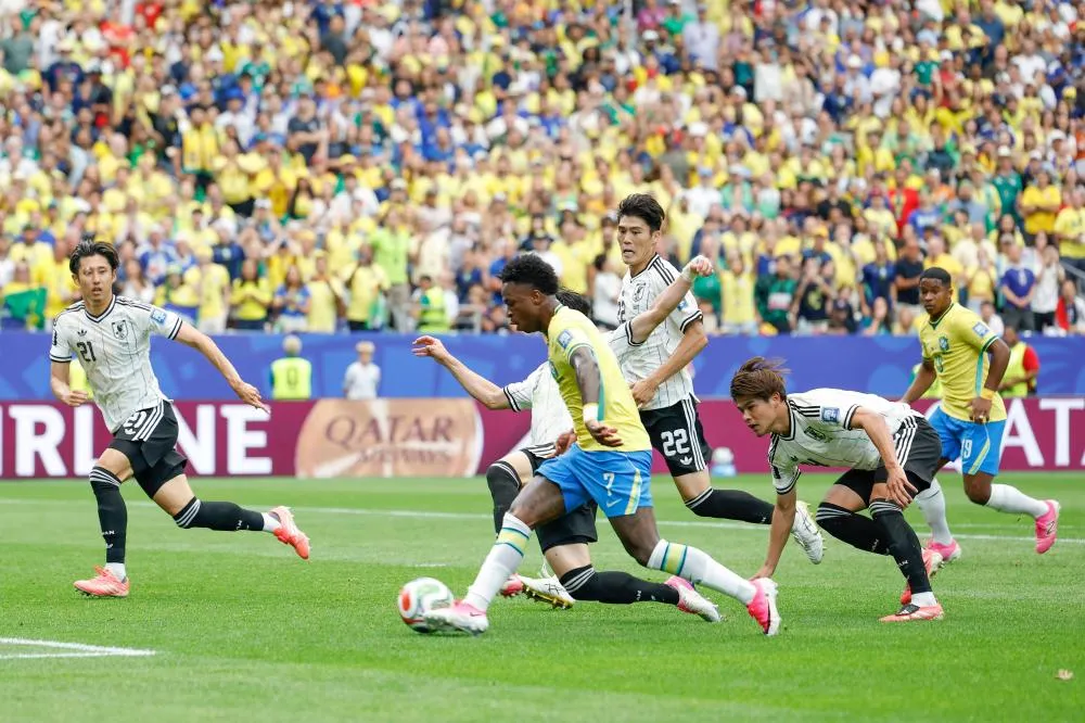 Brasil reage no segundo tempo, vence o Japão por 2 a 1 e garante vaga nas oitavas de final